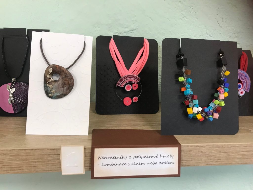 Výstava (nejen) šperků Jany Svobodové v knihovně v Hostivici