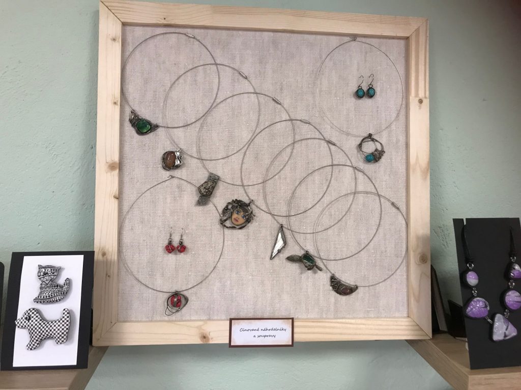 Výstava (nejen) šperků Jany Svobodové v knihovně v Hostivici